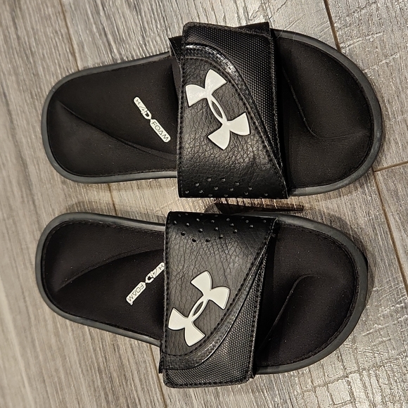 Under Armour Other - EUC Under Armour 4D Foam Boys sz 1Y Velcro sandals